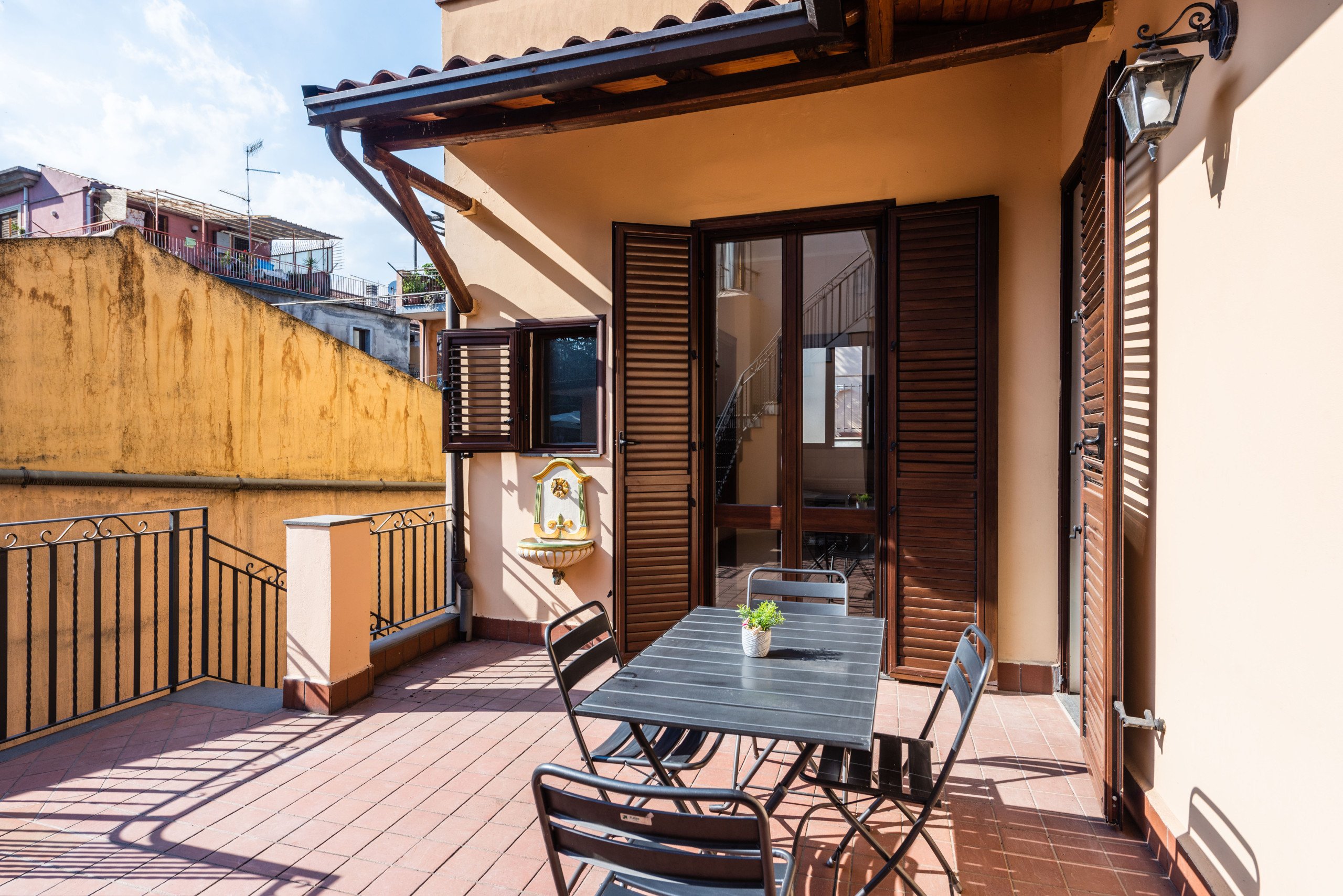 本　UNA CASA PFRFETTA   イタリア　家事 Three bedrooms apt. F in a Old Pasta factory with shared
